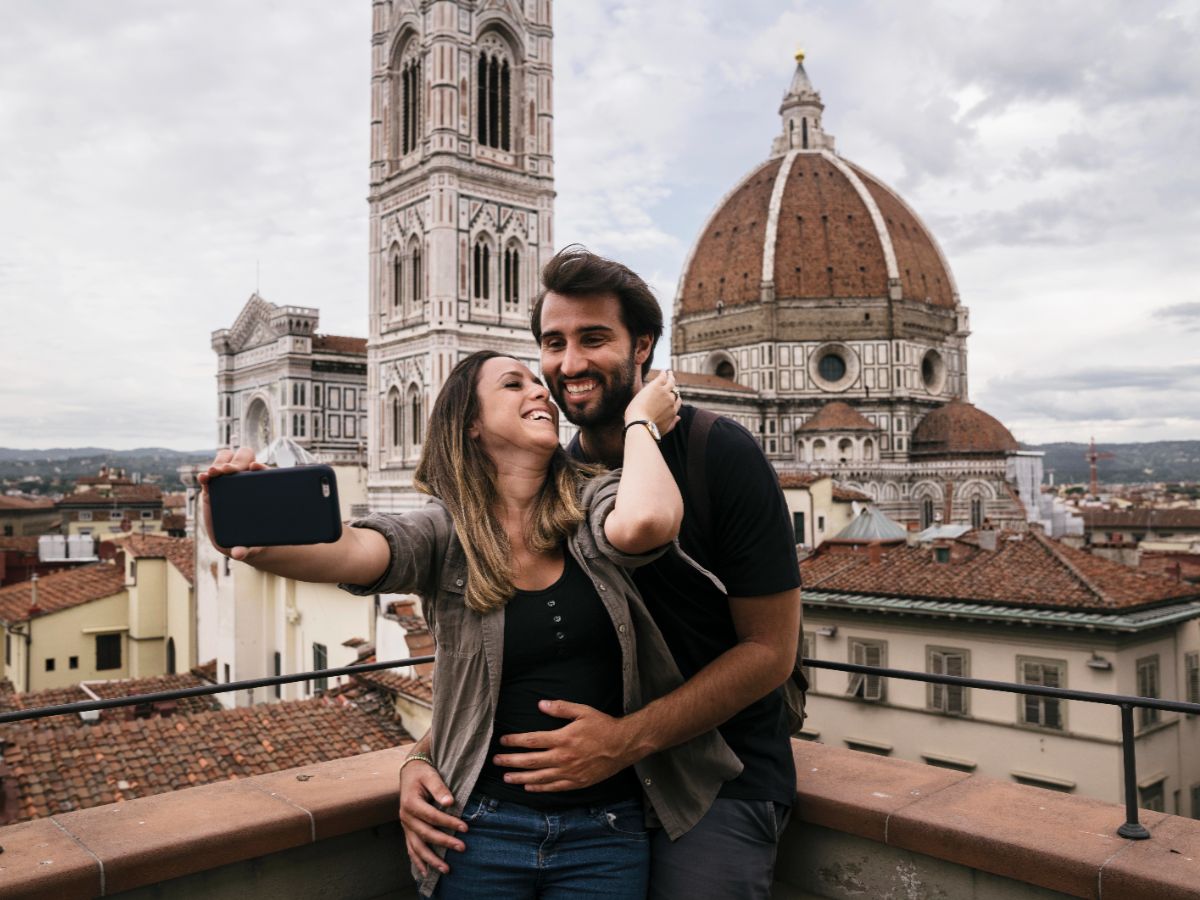 Couple-visiting-Florence
