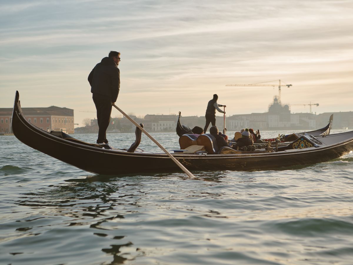 Gondola-ride-in-venice-with-view.jpeg