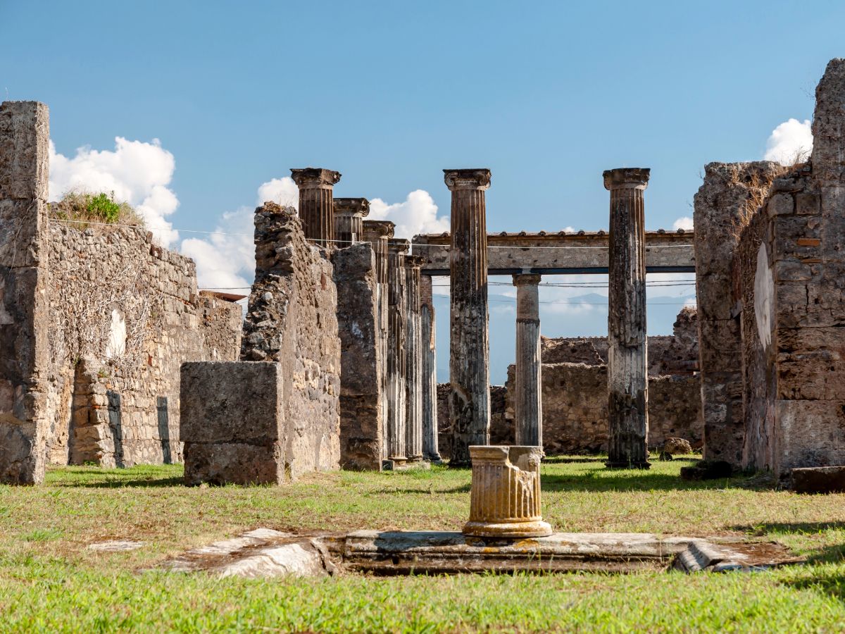 ruins-in-pompeii.jpg