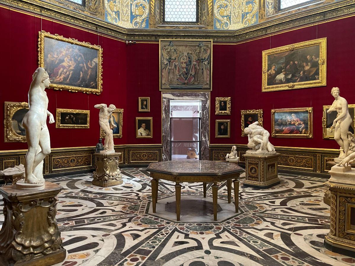 sculptures-at-uffizi-gallery.jpg